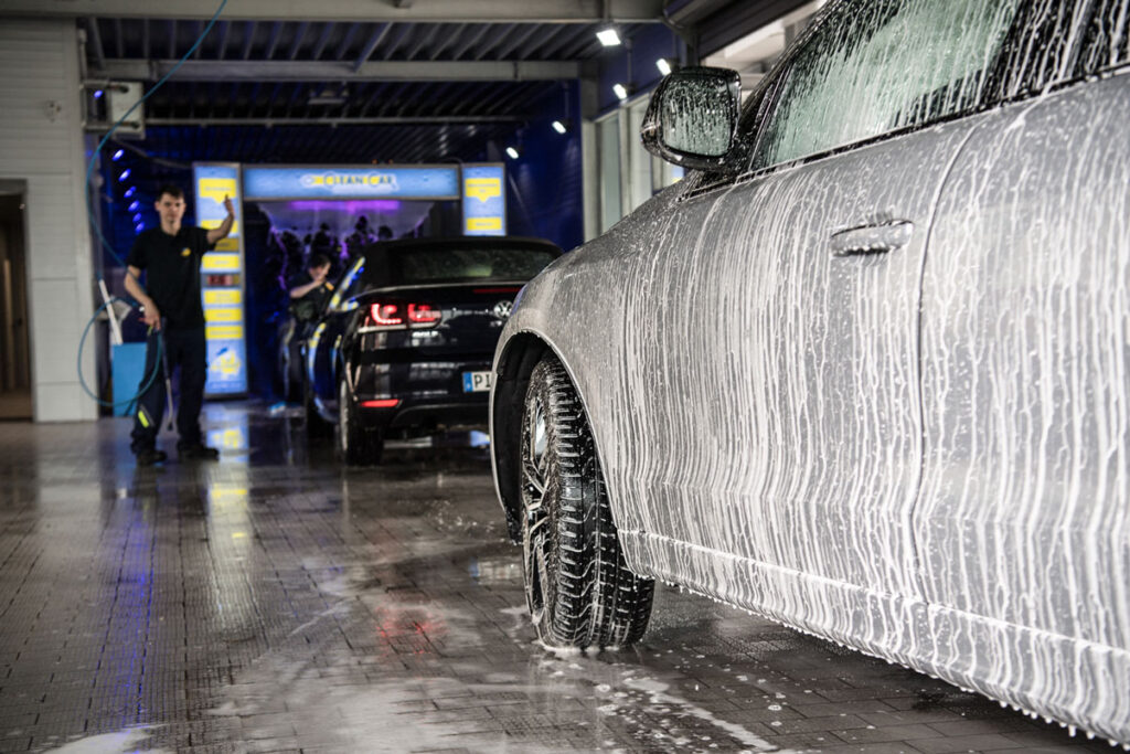 Auto in Waschstraße wird gewaschen